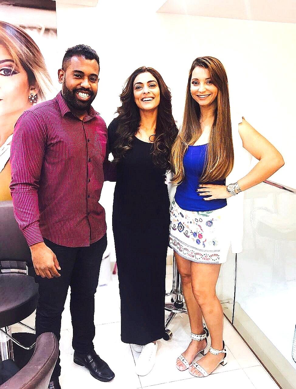 Juliana Paes posa ao lado de Diego e Cintia Fortes, da Fortes Mega Hair, responsáveis pela mudança no visual da atriz - Divulgação
