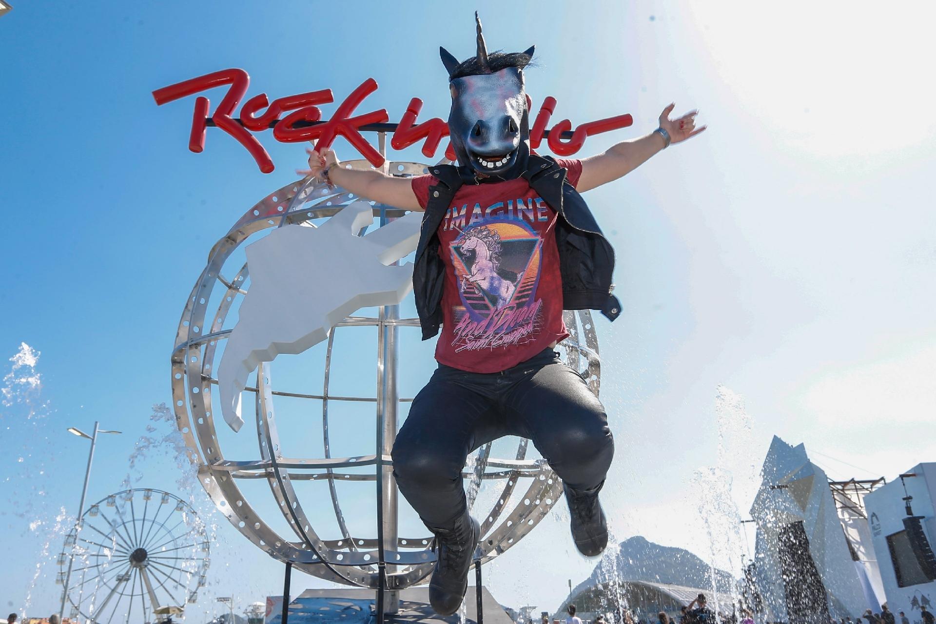 Fã vai com uma cabeça de unicórnio para o 4º dia de Rock in Rio - Marco Antônio Teixeira