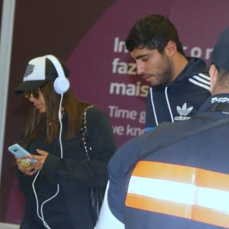 Anitta e Thiago desembarcam no aeroporto no Rio - AgNews - AgNews