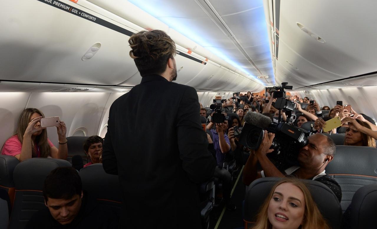 Luan Santana faz pocket show em avião - Francisco Cepeda/Ag News