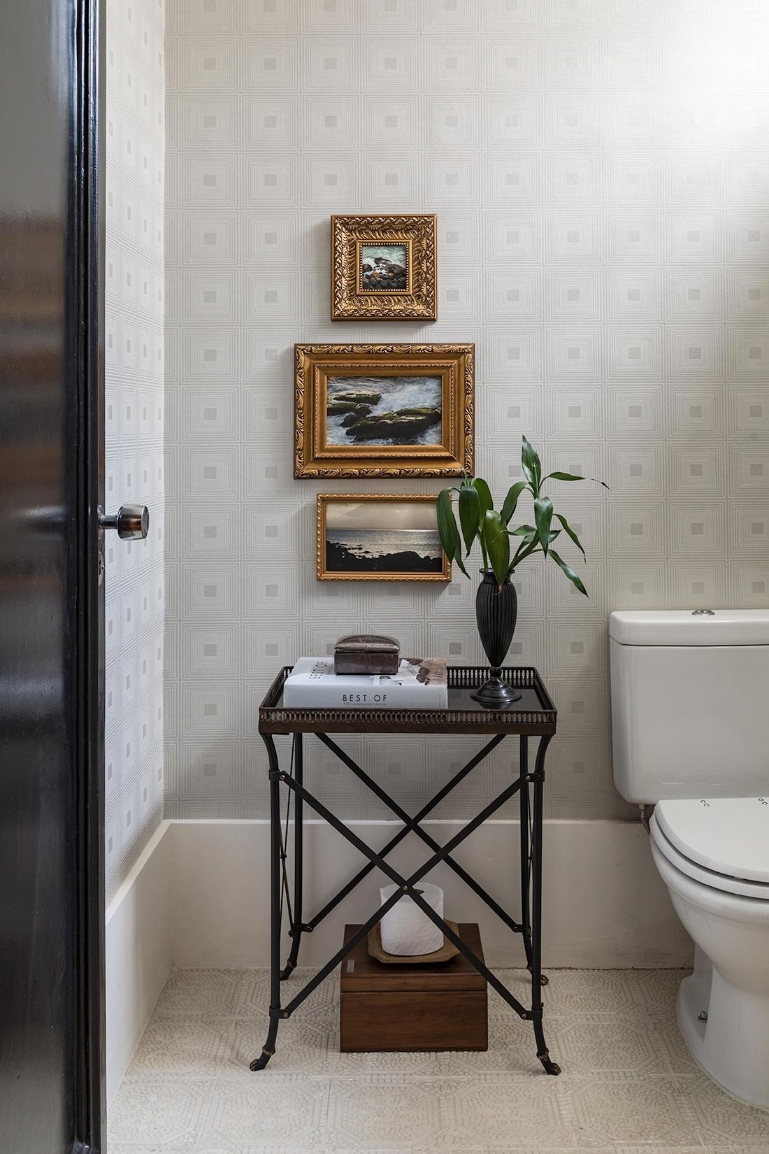 Revestimento imbatível para quem quer mudar o visual do lavabo em pouco tempo, o papel de parede traz charme e elegância à decoração. Neste ambiente repaginado pela In House Designers de Interiores, o papel delicado ficou ainda mais harmonioso com o rodapé alto e o trio de quadrinhos de molduras douradas - Evelyn Müller/Divulgação