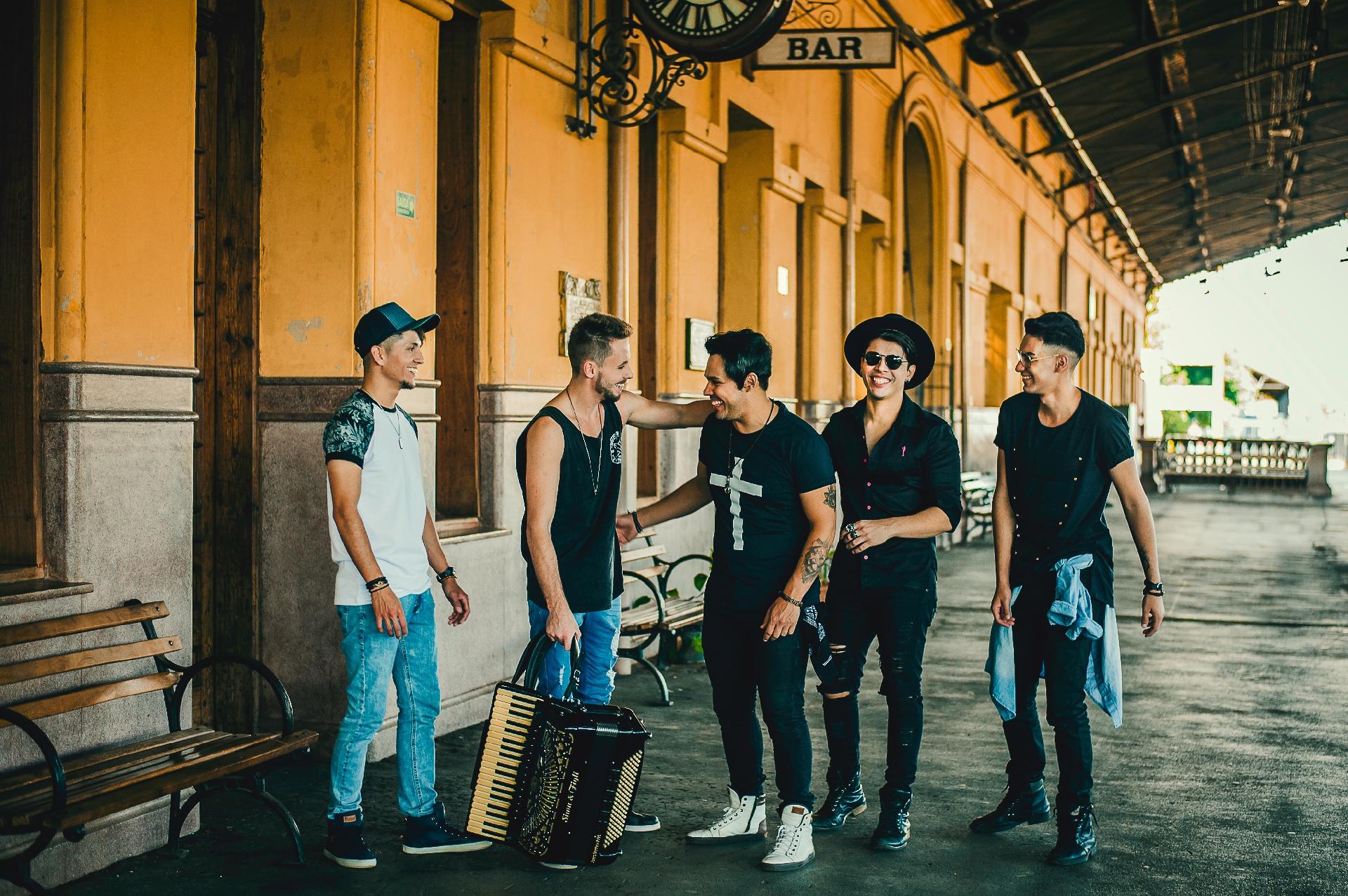 Os integrantes da banda Muranno: Diego Torres (voz), Tiago Kosta (guitarra e voz), Tom Solano (baterista), Viny Cavalcante (baixo e voz) e Lucas Moraes (sanfoneiro) - Divulgação