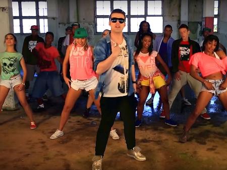 Gabriel Valim no clipe de "Levanta a Cabeça Princesa", lançada em 2014 - Reprodução/YouTube