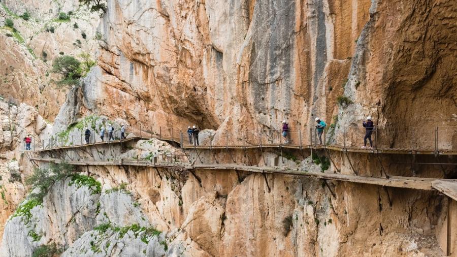 No Caminito del Rey, turistas andam espremidos entre um paredão rochoso e um precipício - Getty Images