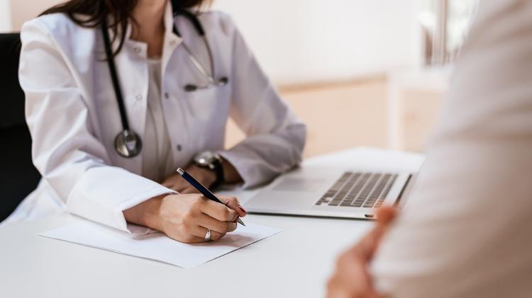 Médica receita hospital consultório - iStock - iStock