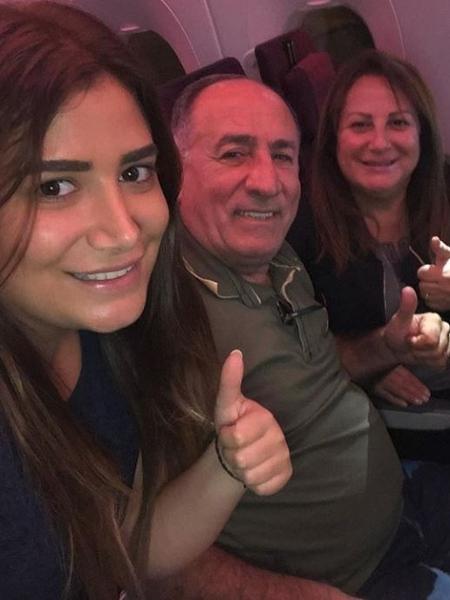 Irmã e pais do ex-BBB Kaysar posam em avião a caminho do Brasil - Reprodução/Instagram/@celinedadour22
