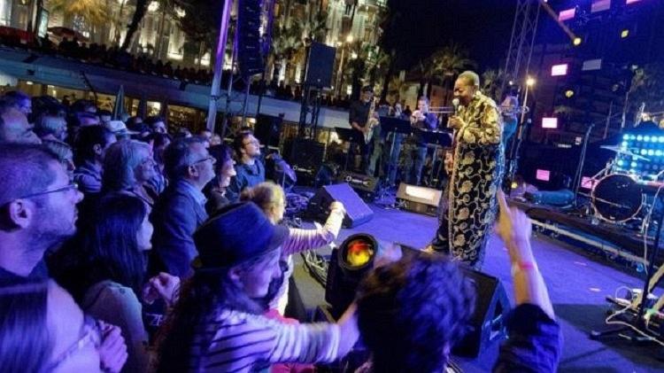 Sempre existiram cantoras de calipso, mas Calypso Rose, que na foto se apresenta em Cannes em 2016, esteve entre as primeiras a conquistar sucesso comercial - Alamy - Alamy