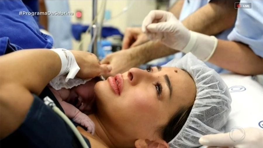 Sabrina Sato se emociona ao pegar Zoe nos barços pela primeira vez - Reprodução/TV Record