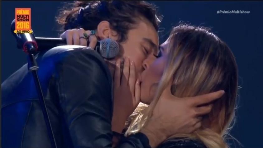 Em 2016, Tatá e Tiago Iorc deram um beijão no palco do Prêmio Multishow após rumores de que os dois estariam juntos - Reprodução/Multishow