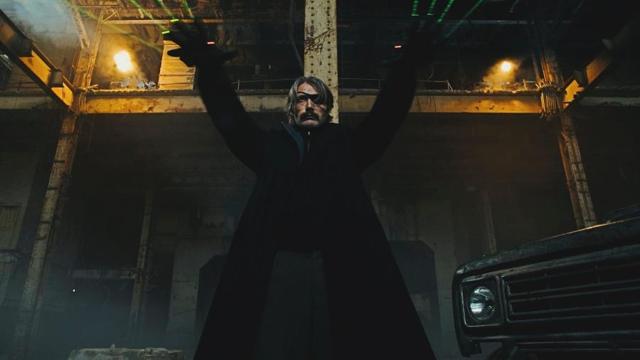 Mads Mikkelsen vira assassino em filme da Netflix que estreia em