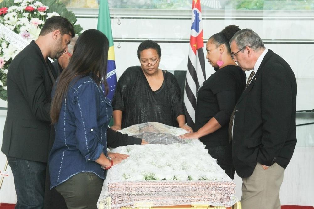 Familiares e amigos se despedem de Deise na Assembleia Legislativa de São Paulo - Amauri Nehn/Brazil News
