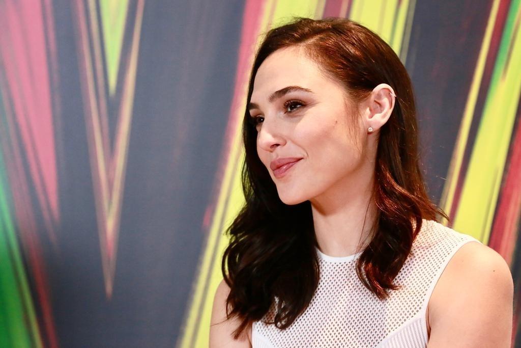 Intérprete da Mulher-Maravilha, a atriz Gal Gadot posou para fotos durante sessão em São Paulo, antes de visitar a CCXP - Iwi Onodera/UOL