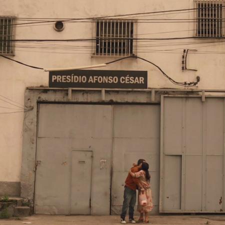 Sandro (Humberto Carrão) e Lurdes (Regina Casé) em cena de Amor de Mãe - REPRODUÇÃO/INSTAGRAM