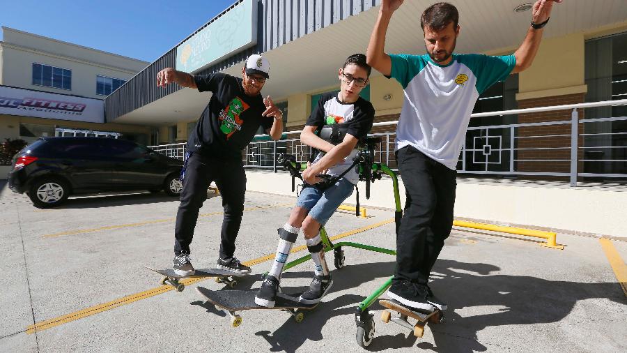 Daniel, Renan e Stevan praticam skate em aula do SkateAnima - Joao Mattos/Divulgação