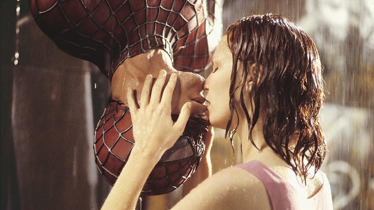 Kirsten Dunst e Tobey Maguire em uma das cenas mais famosas de 'Homem-Aranha' - Divulgação - Divulgação