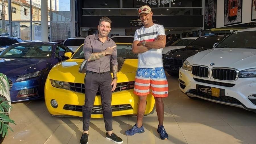 MC Kekel ao lado de seu Camaro - Reprodução/Instagram
