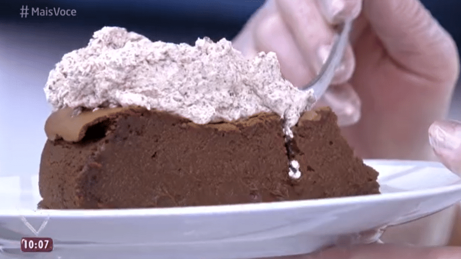 Torta de chocolate cremosa é uma receita de preparo fácil que rende até 12 porções para toda a família - Reprodução/TV Globo