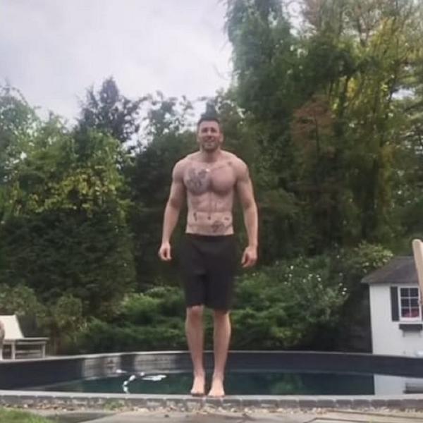 Chris Evans compartilhou vídeo dando mortal em piscina e revelou o corpo todo tatuado