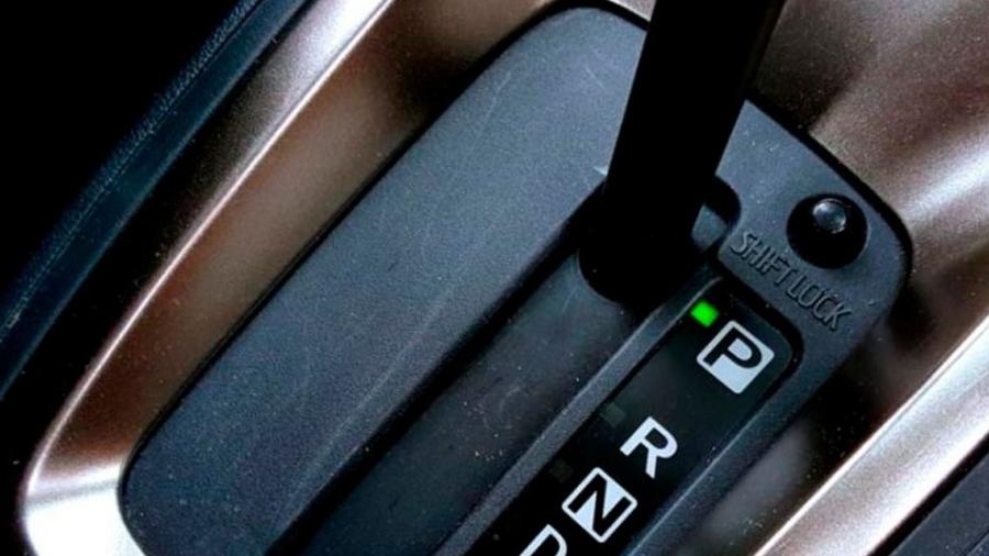 Os carros com câmbio automático são mais simples de dirigir em relação aos manuais, mas não deixam exigir alguma experiência - Shutterstock