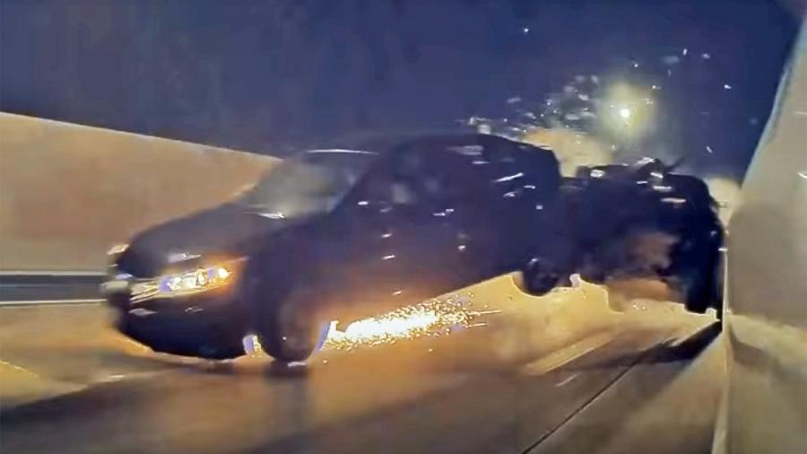 Dodge Challenger bate em racha com Tesla Model 3 - Reprodução