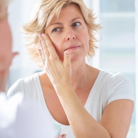 Manchas na pele, por exemplo, devem acender alerta - iStock