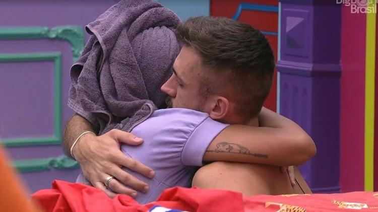 BBB 21: Arthur e Pocah se abraçam após eliminação de Projota - Reprodução/ Globoplay - Reprodução/ Globoplay
