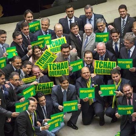 16.04.2016 Deputados seguram placa tchau querida em votação do impeachment de Dilma Rousseff -  Lalo de Almeida/Folhapress