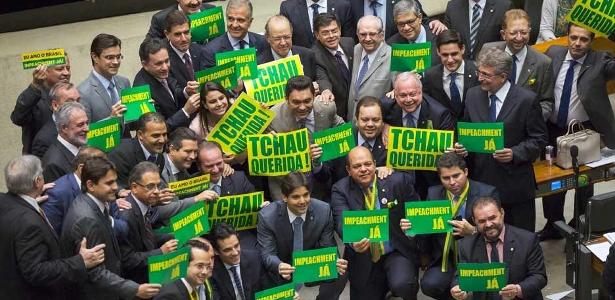 16042016-deputados-seguram-placa-tchau-q