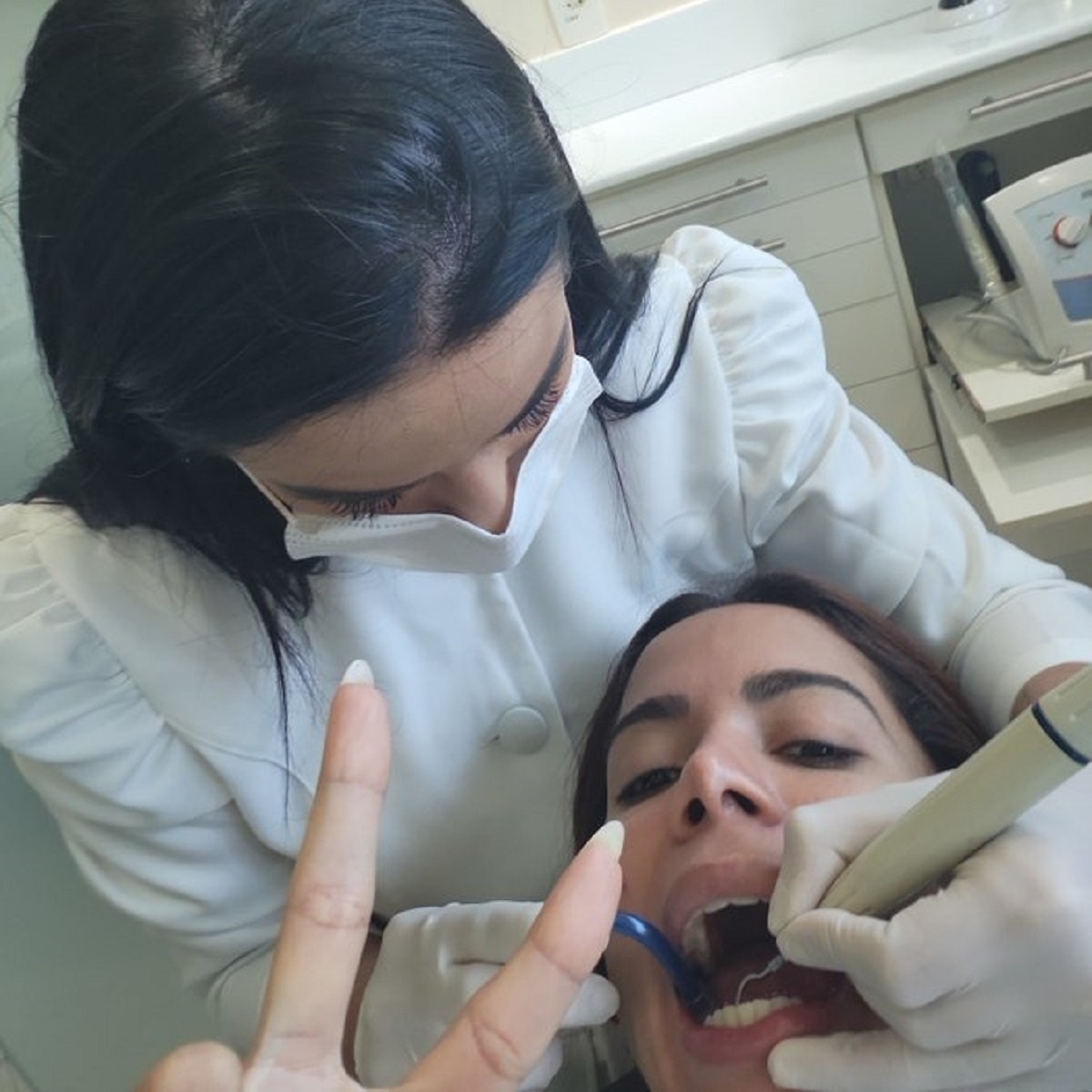 De passagem pelo Brasil, Anitta aproveita para ir ao dentista