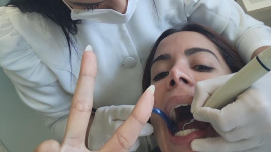 Anitta publica foto durante consulta a uma dentista no Brasil - Reprodução/Twitter