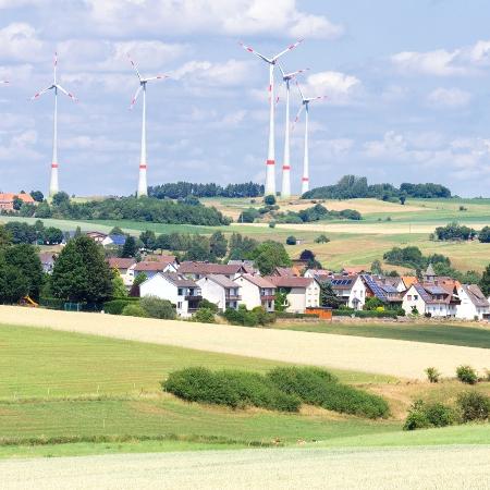 Vista da cidade alemã de Adorf, com casas e turbinas eólicas, em 2015 - Ben Schonewille//iStockphoto