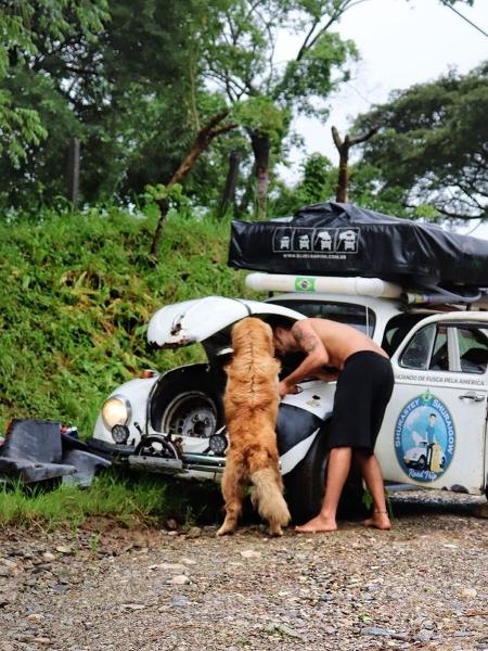 Kozechen perdeu controle de Fusca e bateu em 2019 na Costa Rica; na foto, ele tenta consertar coluna de direção horas antes da peça quebrar - Reprodução/Instagram