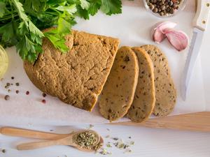 bife de seitan fatiado com especiarias