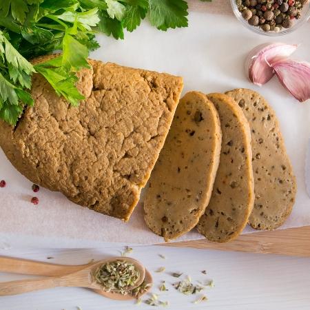 Seitan fatiado com especiarias - iStock