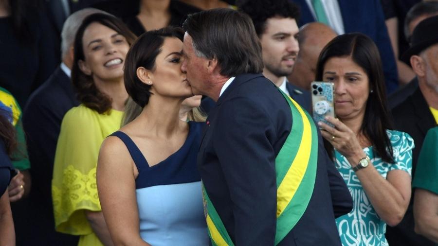 Bolsonaro beija Michelle durante discurso realizado em Brasília, durante as comemorações do 7/9 - DU ANDRADE/Fatopress