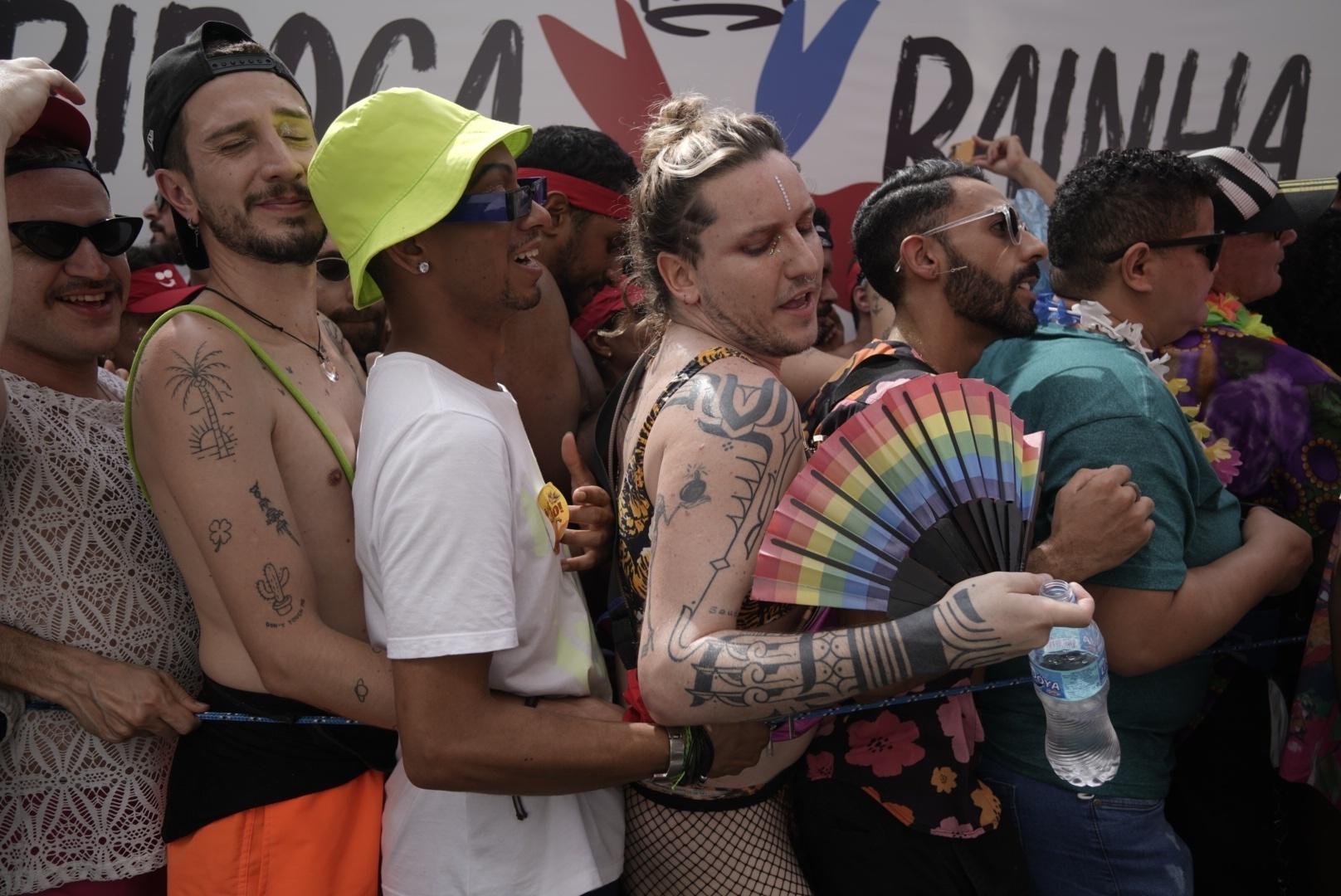 Foliões se apertam no cordão de isolamento que distancia público do trio - Andre Porto/UOL