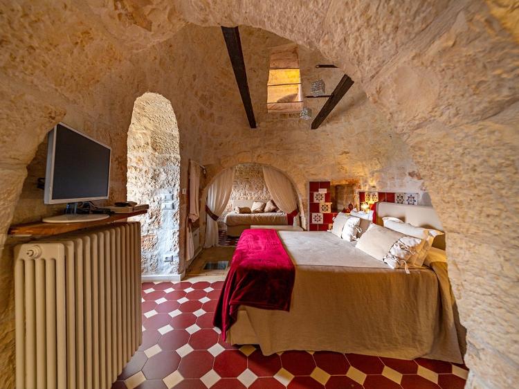 A entrada para a piscina pode ser vista no lado esquerdo, próxima à cama A entrada para a piscina pode ser vista no lado esquerdo, próxima à cama
