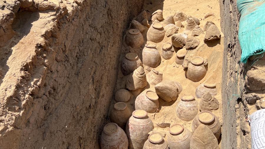 Garrafas de vinhos de 5 mil anos achadas no Egito