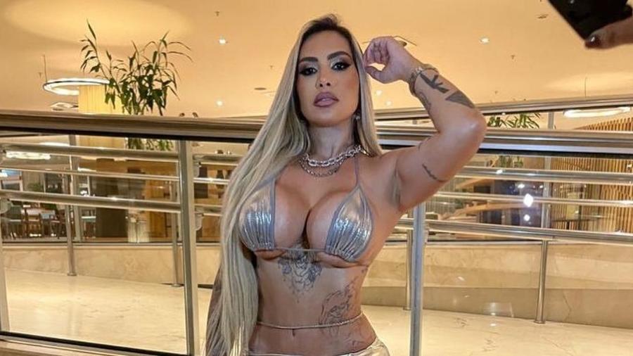 Juju Ferrari foi flagrada trocando carícias com Andressa Urach em restaurante