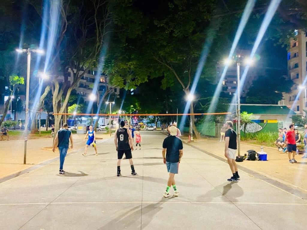 Vôlei na praça: tio e sobrinho devolvem vida ao Arouche aos domingos