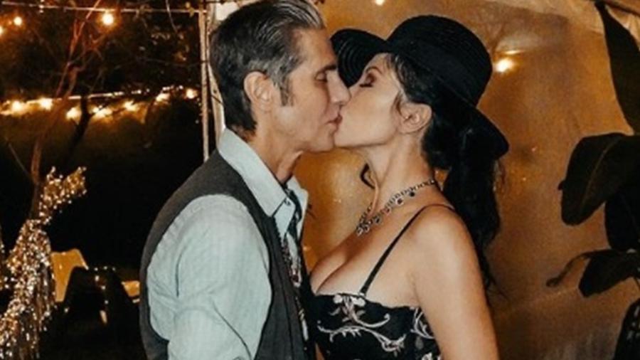 Esposa de vocalista do Jane's Addiction o defende após ataque a guitarrista