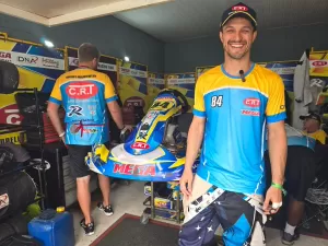 Ator de 'Travessia' estreia no kart após influência do filho de 8 anos