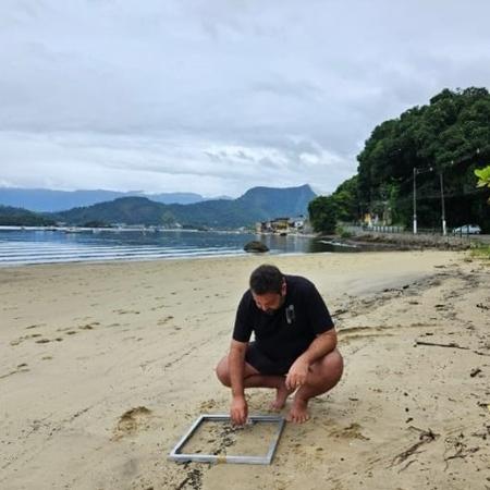 Pesquisador do projeto MICROMar retirando amostras da praia da Enseada, Angra dos Reis (RJ)