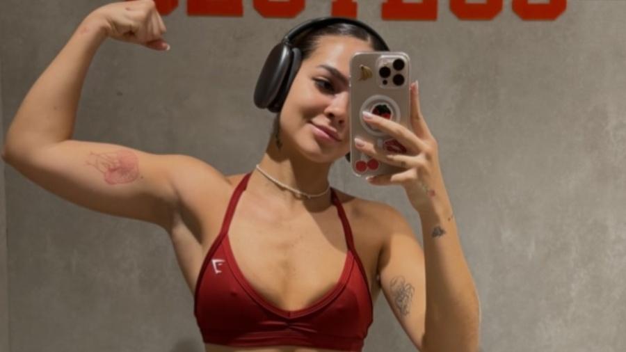Mel Maia posa de top após treino Mel Maia posa de top após treino