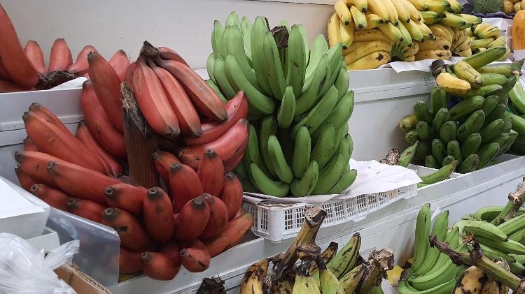 No mercado de Quito, um festival de frutas diferentes, como a banana-vermelha No mercado de Quito, um festival de frutas diferentes, como a banana-vermelha