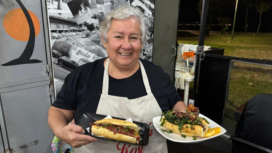 Rosi Coelho trabalha com gastronomia desde 1988 e criou o lanche queridinho do RJ: cachorro-quente de feijoada Rosi Coelho trabalha com gastronomia desde 1988 e criou o lanche queridinho do RJ: cachorro-quente de feijoada