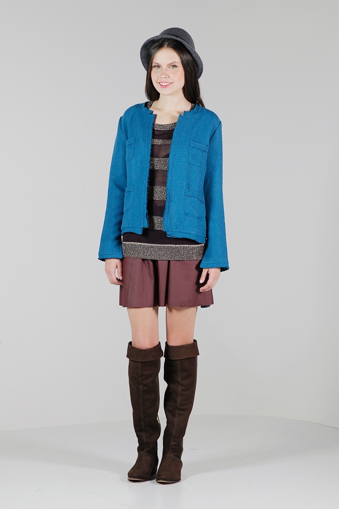 Jaqueta, da Pop Up Store, R$ 428; blusa, da Hering, R$ 94,99; e saia evasê, da Calvin Klein, R$ 299 - Reinaldo Canato/UOL