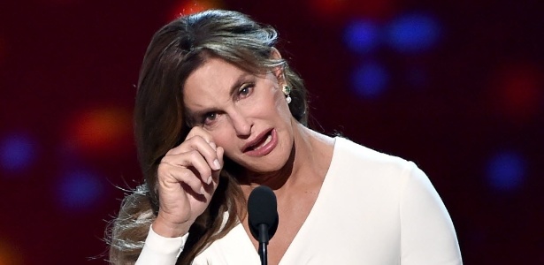 Caitlyn Jenner se emociona ao discursar no palco do ESPY Awards 2015 - Kevin Winter/Getty Images/AFP