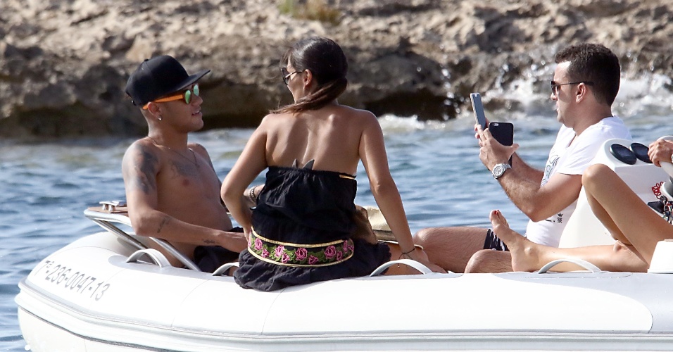 28.jul.2015 - De férias, Neymar aproveita dia de sol com amigos em praia de Ibiza, na Espanha