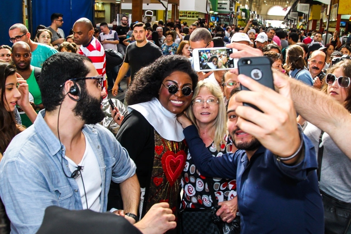 1.ago.2015- Sorridente, Karin Hils atendeu a vários pedidos de fotos antes de apresentar o musical "Mudança de Hábito" em São Paulo - Manuela Scarpa/Photo Rio News